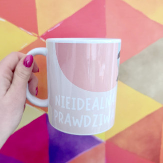 Kubek ceramiczny KOBIETA -nieidealna, prawdziwa 330ml na Dzień Kobiet